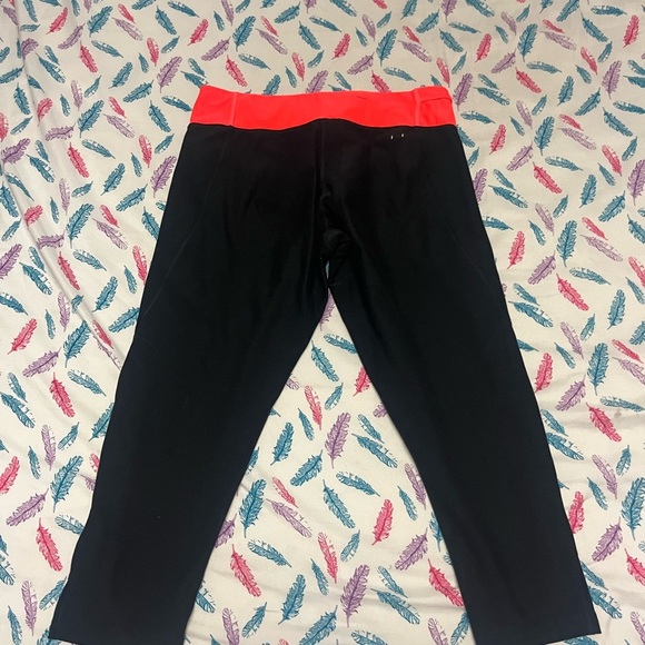 🌸Adidas Black and Red Leggings 3/4 - Picture 5 of 5